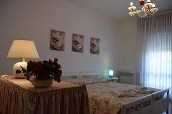 Casa Vacanza E Per Lavoro Elena E Carla Spinea Buitenkant foto